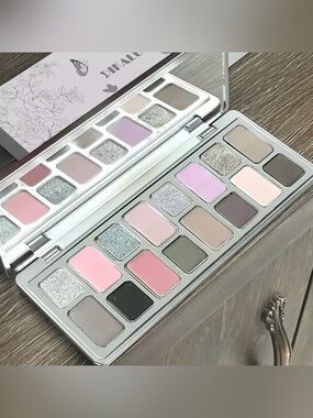 Kohl's Pink & Silver 16-Shade Eyeshadow Palette